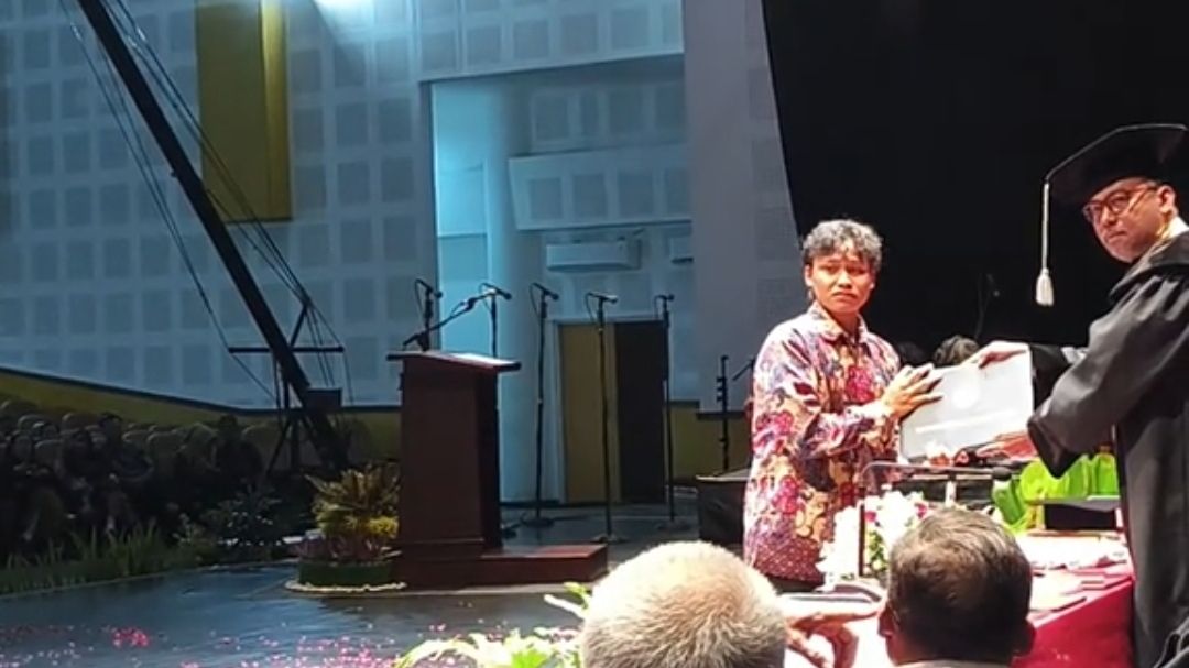 Seorang Adik Wakili Pengambilan Ijazah Kakaknya yang Telah Meninggal, Prosesi Wisuda ISI Yogyakarta Penuh Haru