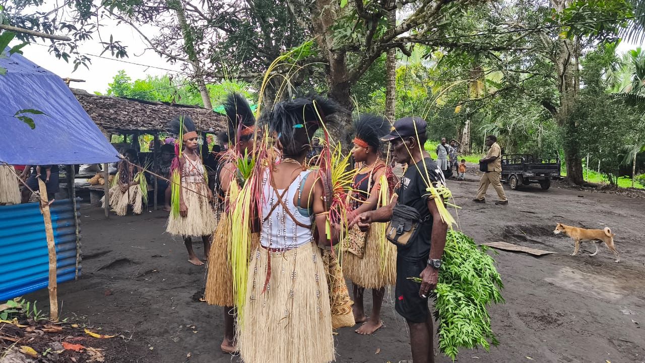 Kunjungan Bersejarah! Gubernur Papua Selatan Apollo Jadi Pejabat Pertama yang Sambangi Kampung Buepe