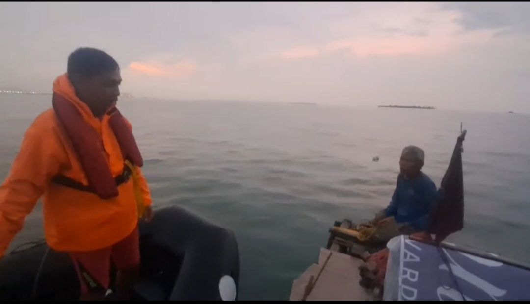 Mencari Ikan Dengan Perahu Getek Tanpa Mesin Nelayan Bojonegara Terbawa Arus