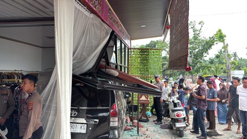 Avanza Tabrak Butik di Aceh Utara, 1 Penumpang Luka Ringan