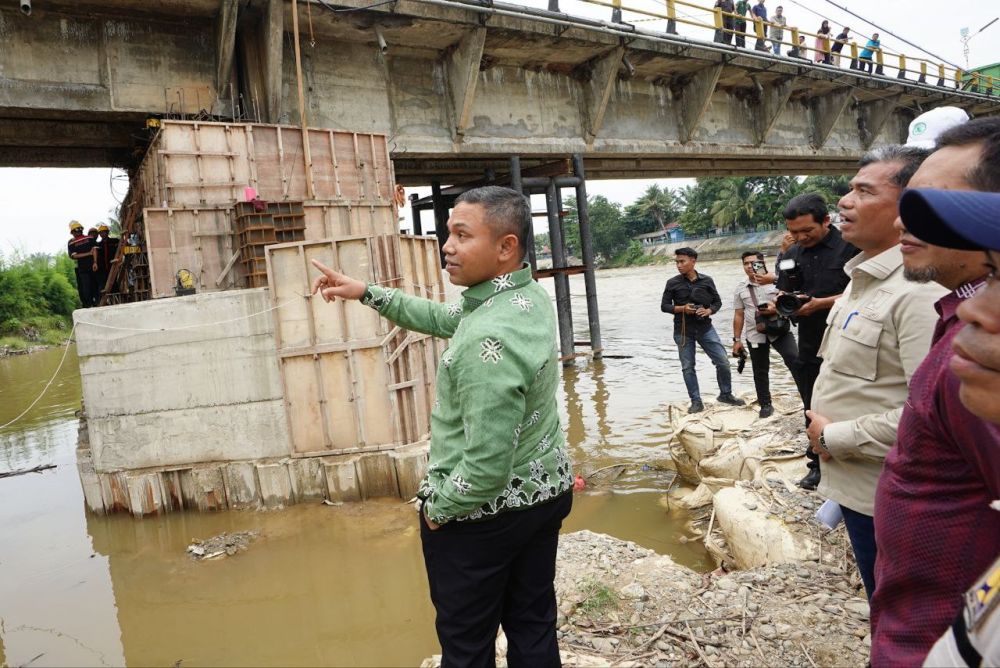 Abdul Wahid Pastikan Jembatan Sungai Rokan Segera Bisa Dilintasi Kendaraan Ringan
