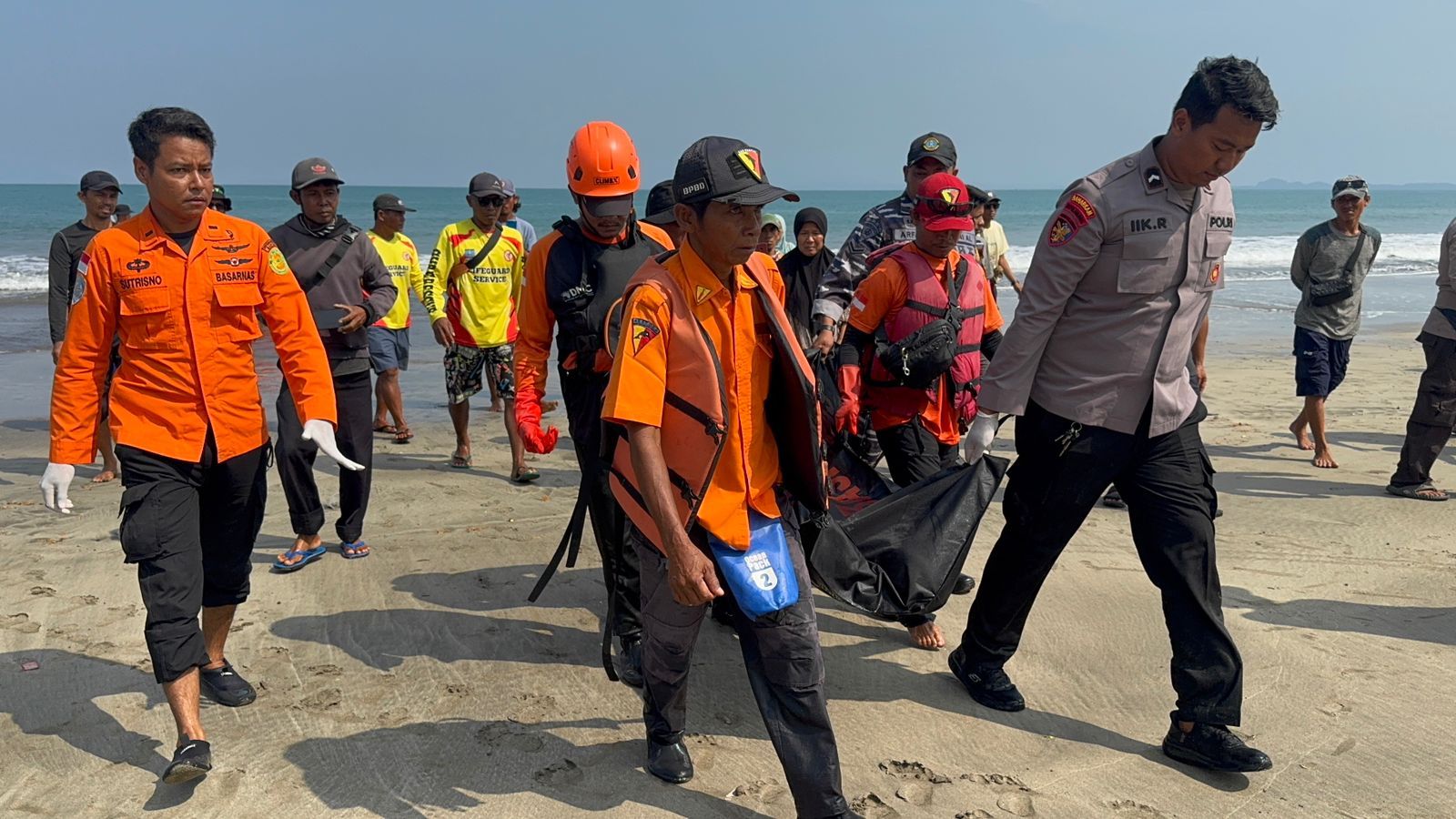 Remaja Tenggelam Dipantai Cinangka Ditemukan Meninggal Dunia