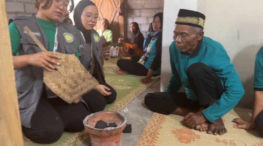 Mahasiswa KKN UNY di Gunungkidul Ajarkan Warga Olah Jerami Jadi Briket Ramah Lingkungan