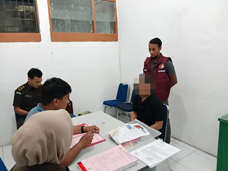 Satresnarkoba Aceh Selatan Serahkan 2 Tersangka Sabu & Barang Bukti ke JPU