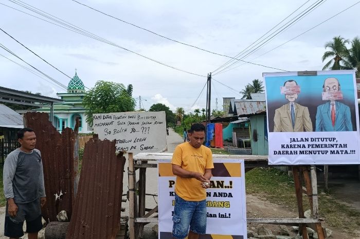 Warga Pentadio Barat Blokade Jalan Rusak, Dibuka Setelah Ada Perbaikan