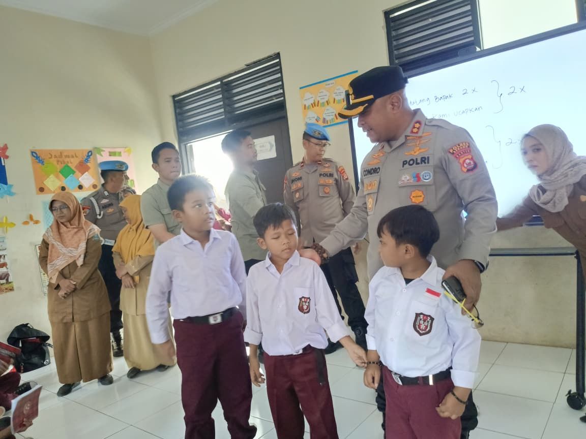 Melalui Buku Kita Memperluas Wawasan Pesan Kapolres Serang Untuk Murid SD Negeri Sadah