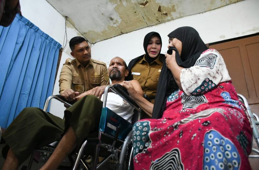 Pemko Banda Aceh Serahkan Kursi Roda untuk Lansia di Peuniti
