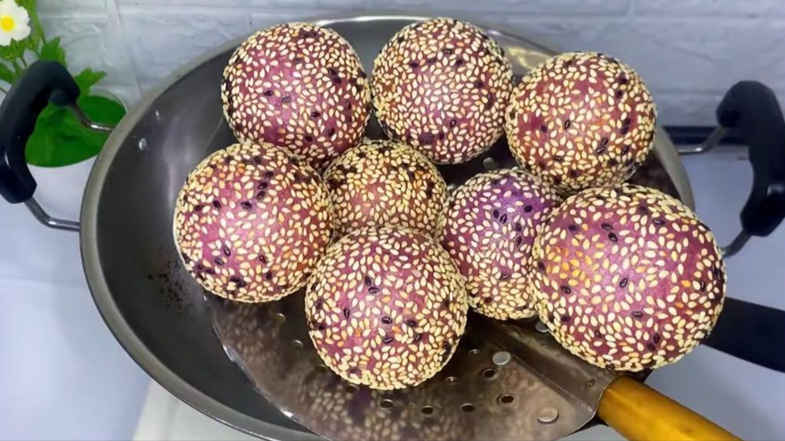 Resep Onde-onde Ubi Ungu yang Enak, Lembut, dan Mudah Dibuat