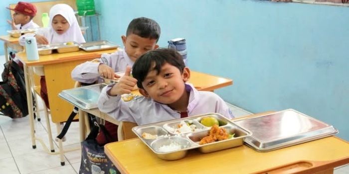 Suka Cita Murid SD Semen Padang Dalam Menyambut Program MBG