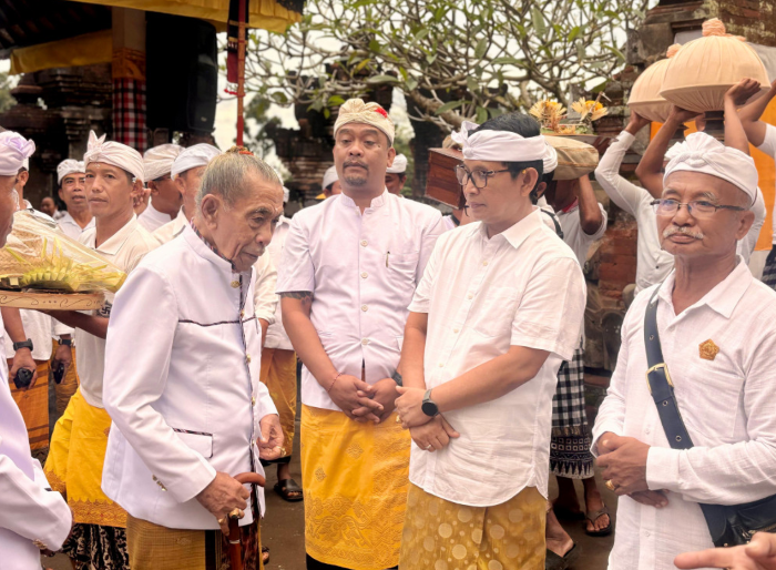Melaspas Tapakan Ida Ratu Gede Sakti di Pura Dalem Desa Adat Kutaraga
