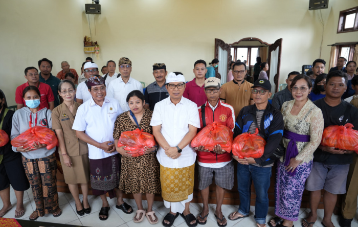 Bupati Badung Serahkan Bantuan Sembako di Kelurahan Lukluk