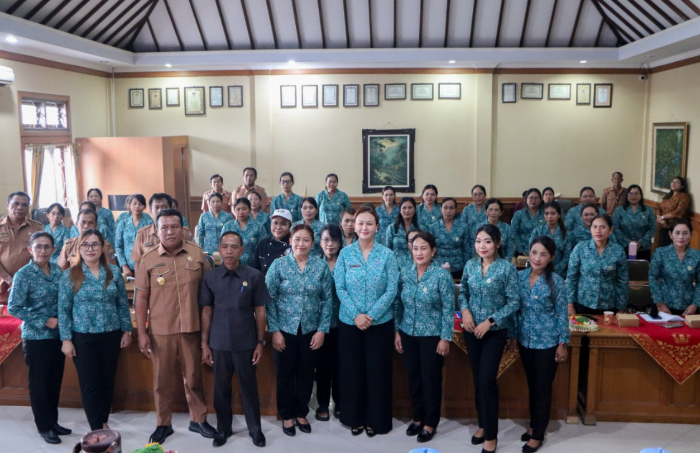 Sekretaris I TP PKK Badung Buka Pelatihan Pembuatan Kue di Desa Taman