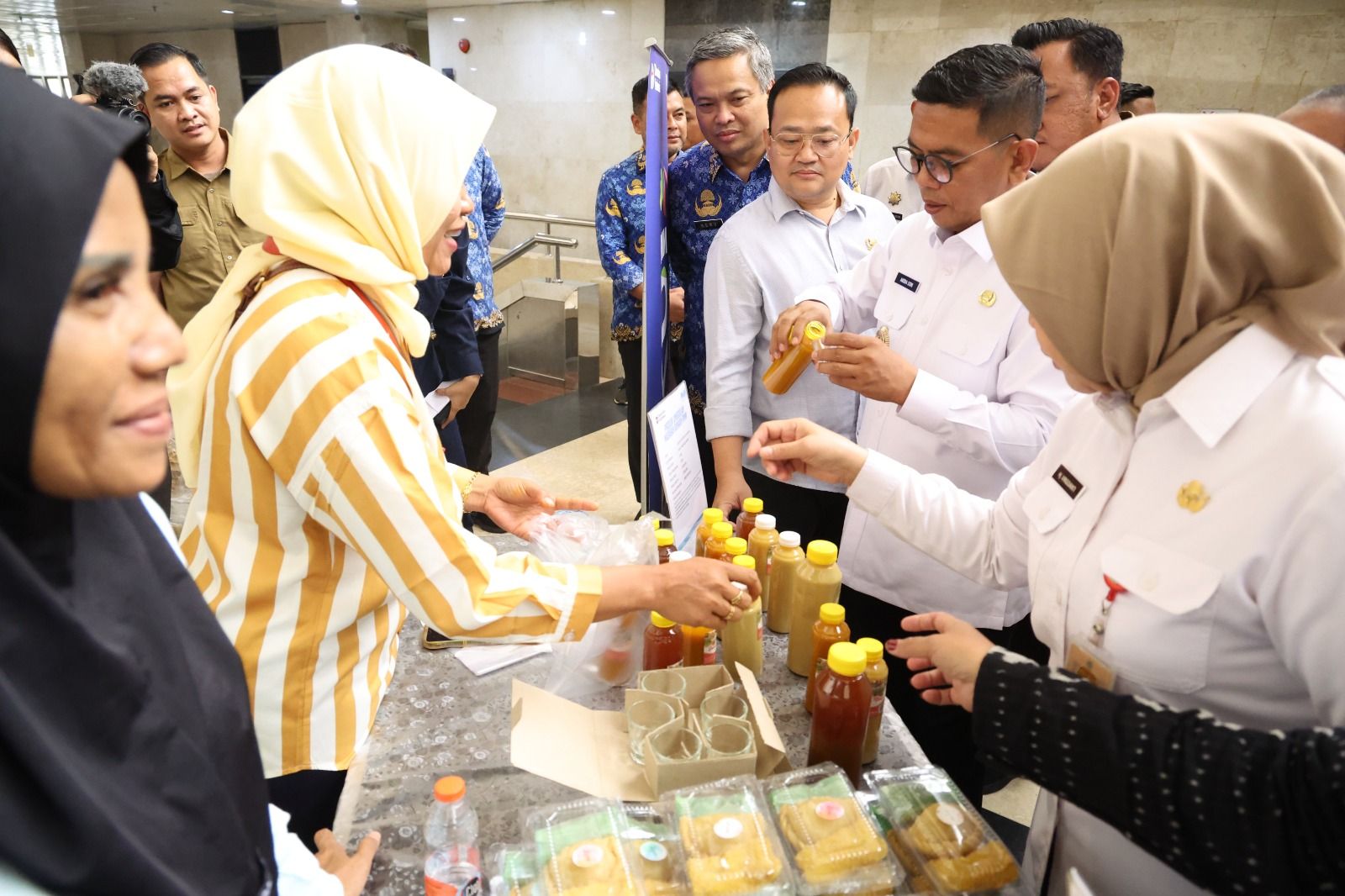 Bentuk Dukungan Gubernur Banten Untuk Pelaku Usaha Mikro Ialah Dengan Cara Memborong Dagangan