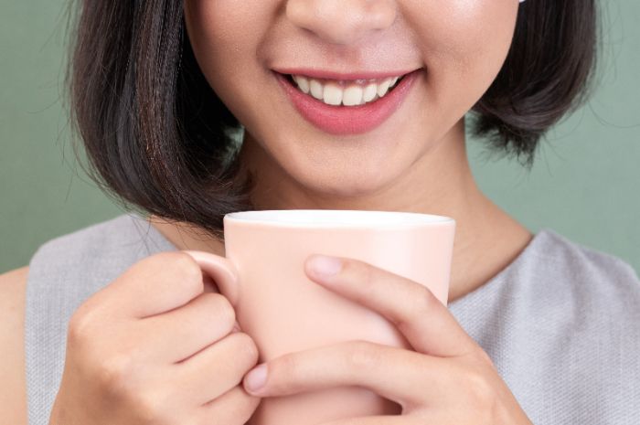 Tren Kopi dan DIY Whitening, Dua Kebiasaan yang Diam-Diam Merusak Gigi