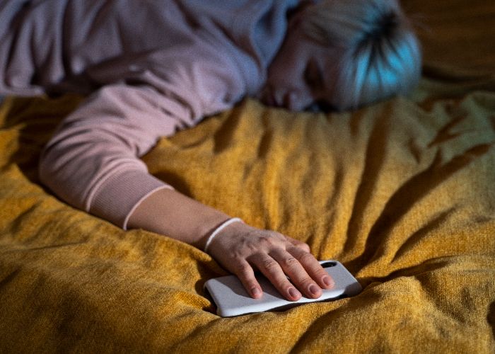5 Dampak Buruk Tidur Dekat Ponsel bagi Kesehatan yang Harus Diwaspadai