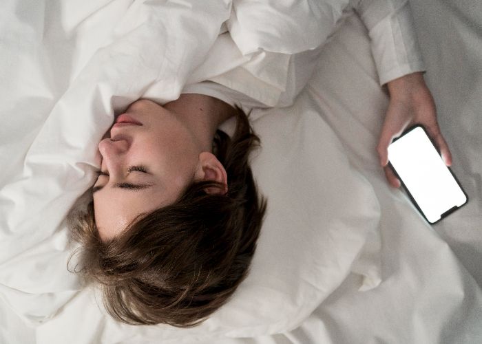 5 Dampak Buruk Tidur Dekat Ponsel bagi Kesehatan yang Harus Diwaspadai