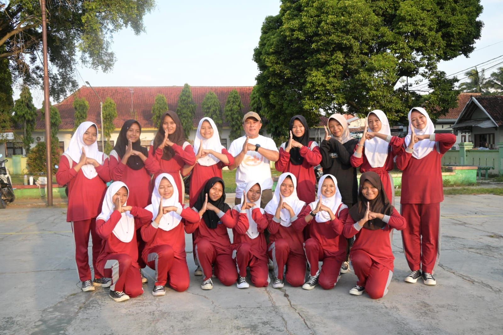 Bupati Kuningan Tinjau Latihan Paskibra SMPN 1 Lebakwangi, Angkat Tema Stop Bully