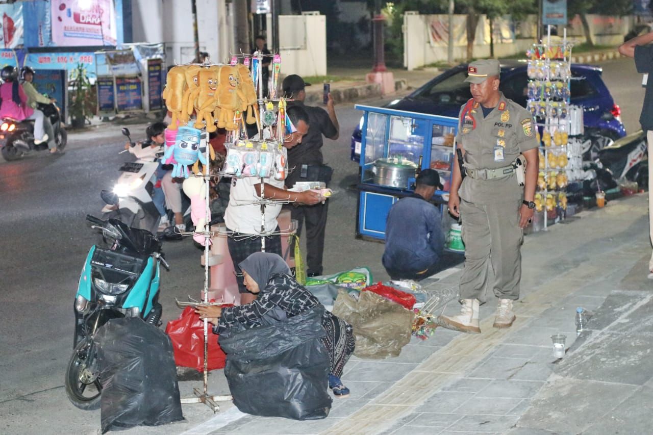 Satpol PP Tertibkan Pedagang di Area Masjid Raya Al-Bakrie Lampung