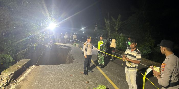 Jembatan Muntoi ambruk, kendaraan diharapkan untuk hati-hati.