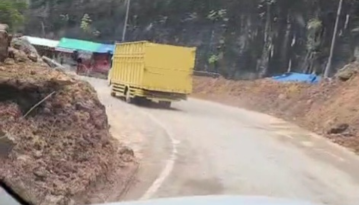 Jalan Lintas Sumbar-Riau Kembali Lancar Setelah Longsor Kelok Sembilan Ditangani