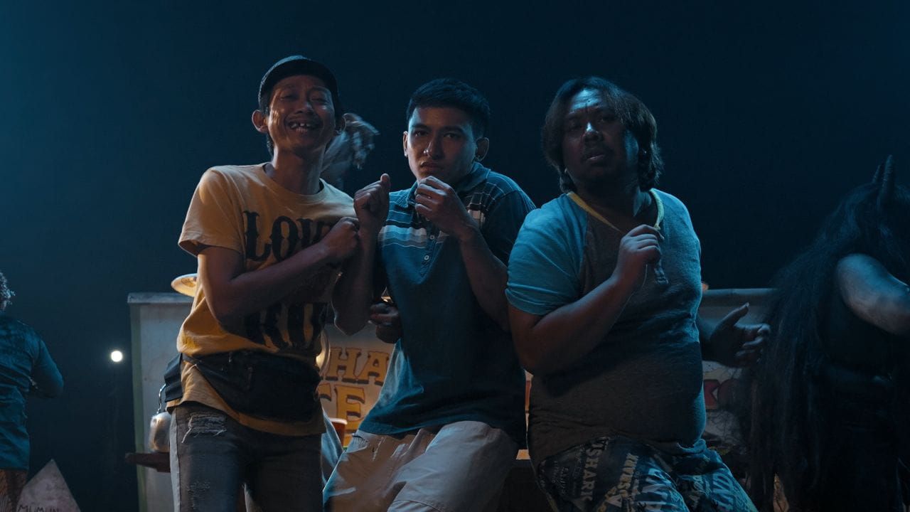 Film Komedi Jadi Tuh Barang : Kisah Unik Sahabat Pengangguran yang Jadi Pawang Hujan