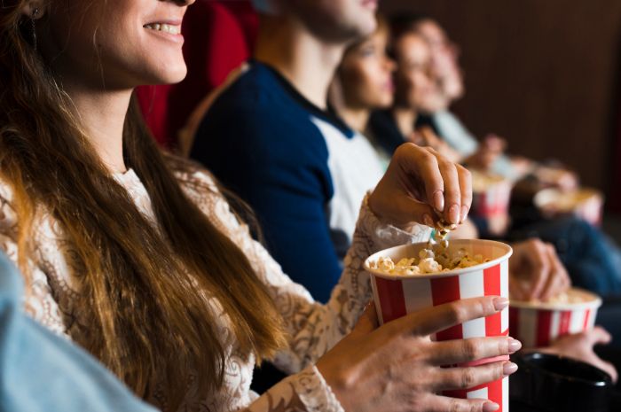 100 Caption Bahasa Inggris Nonton Film di Bioskop, Aesthetic!