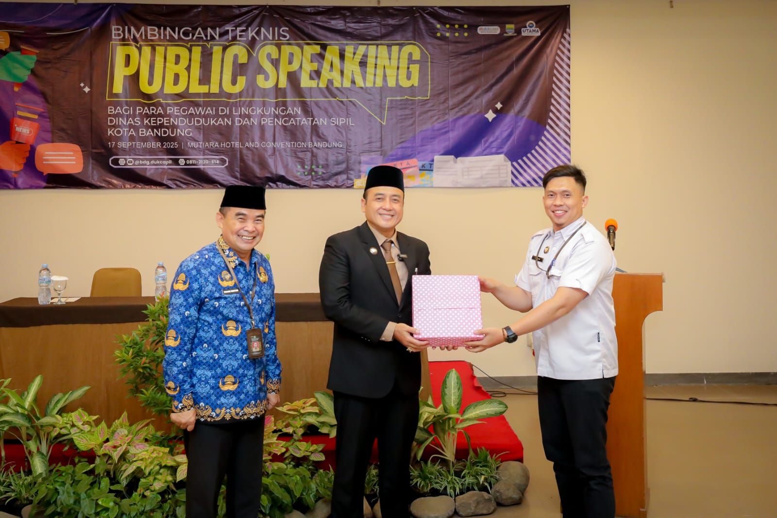 Disdukcapil Bandung Bekali 64 Operator dengan Pelatihan Public Speaking