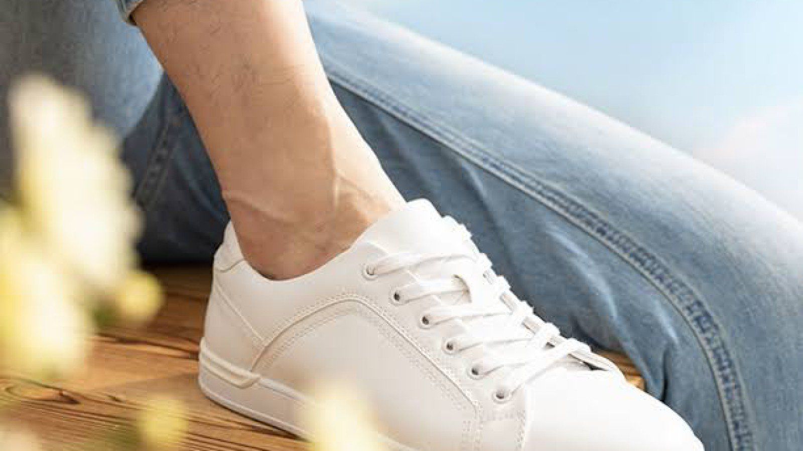 Sepatu Putih: Item Fashion yang Tak Pernah Lekang oleh Waktu