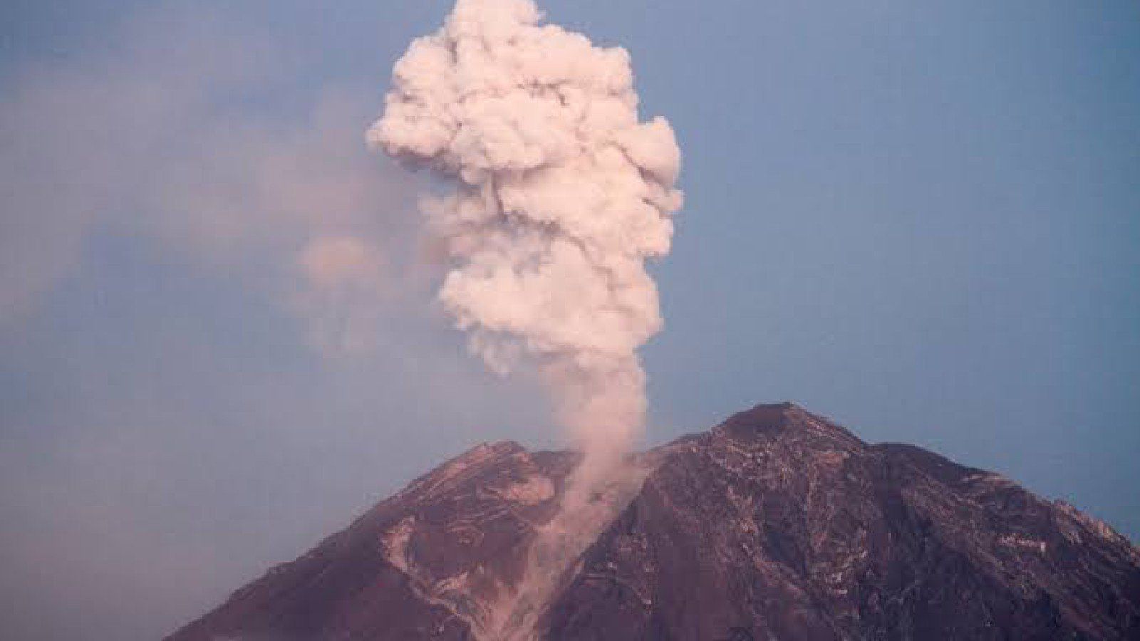 Gunung Semeru Kembali Erupsi Empat Kali, Status Waspada Ditetapkan