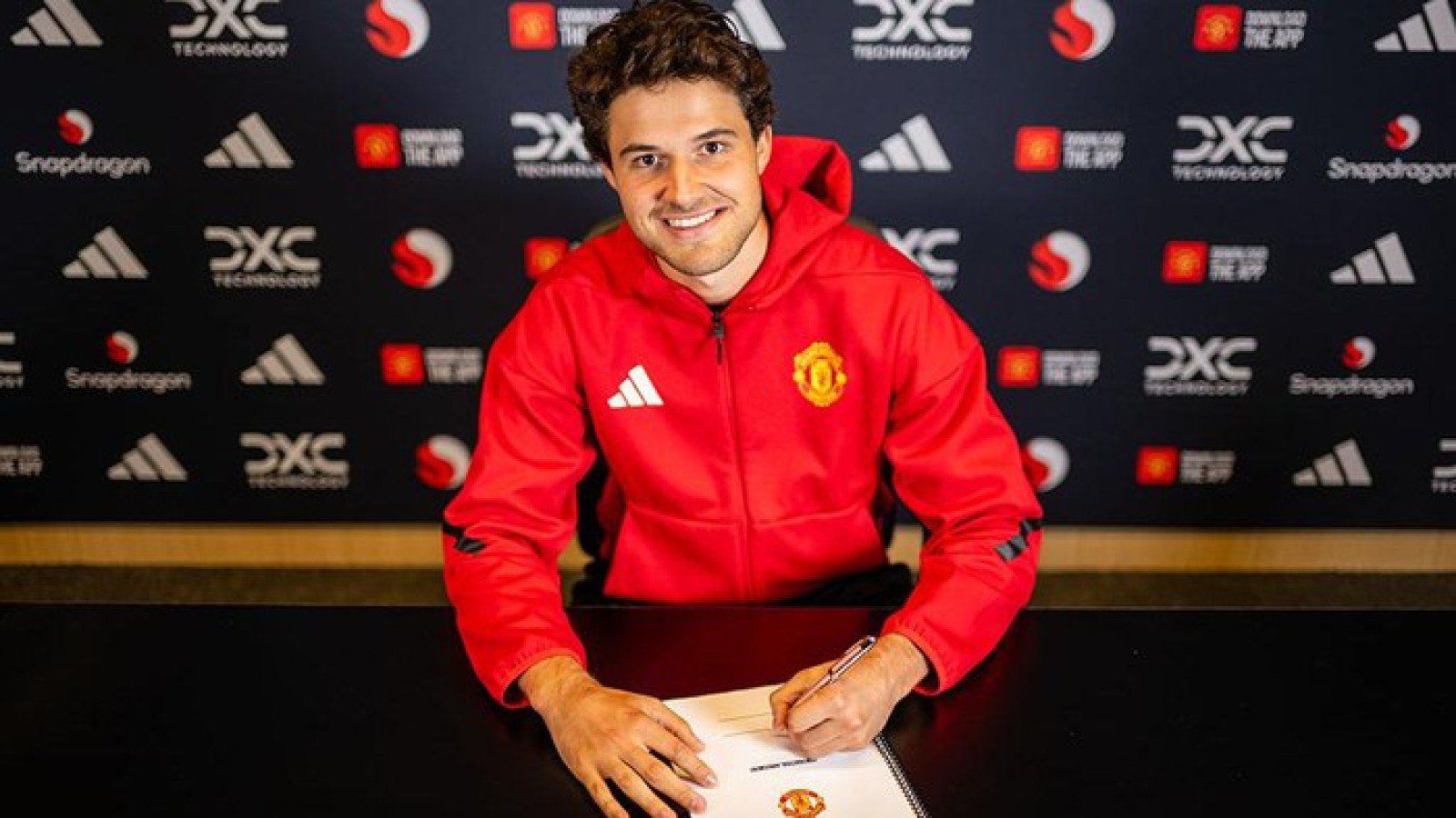 Manchester United Resmi Rekrut Kiper Senne Lammens