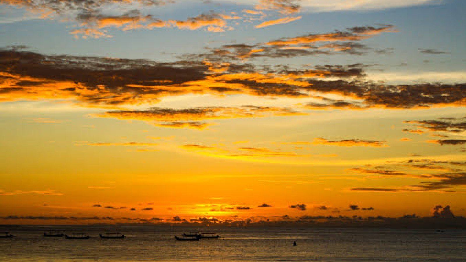 Menikmati Keindahan Sunset di Destinasi Terbaik Indonesia