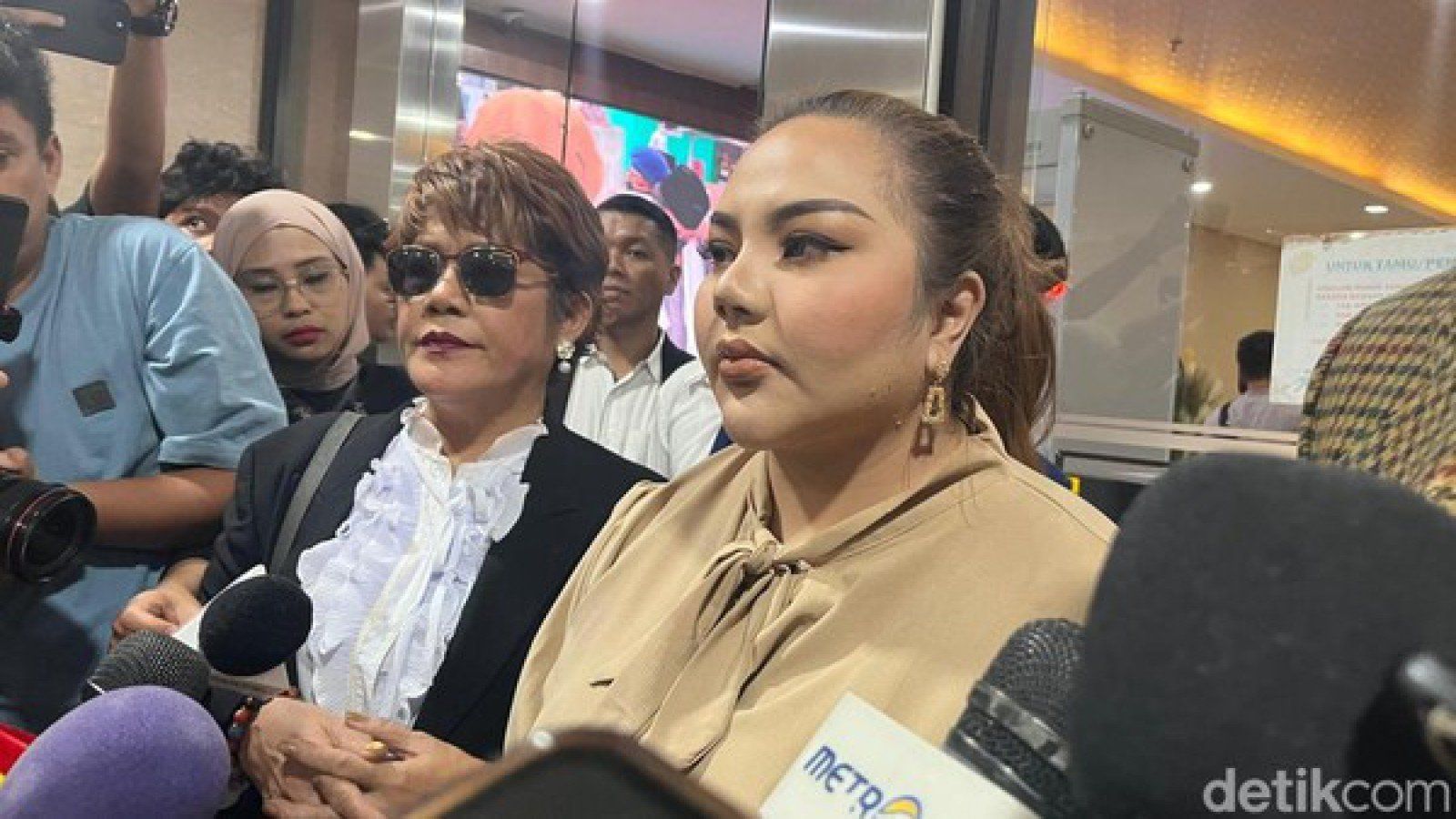 Permintaan Maaf Terbuka Lisa Mariana kepada Atalia Praratya Pasca Hasil Tes DNA
