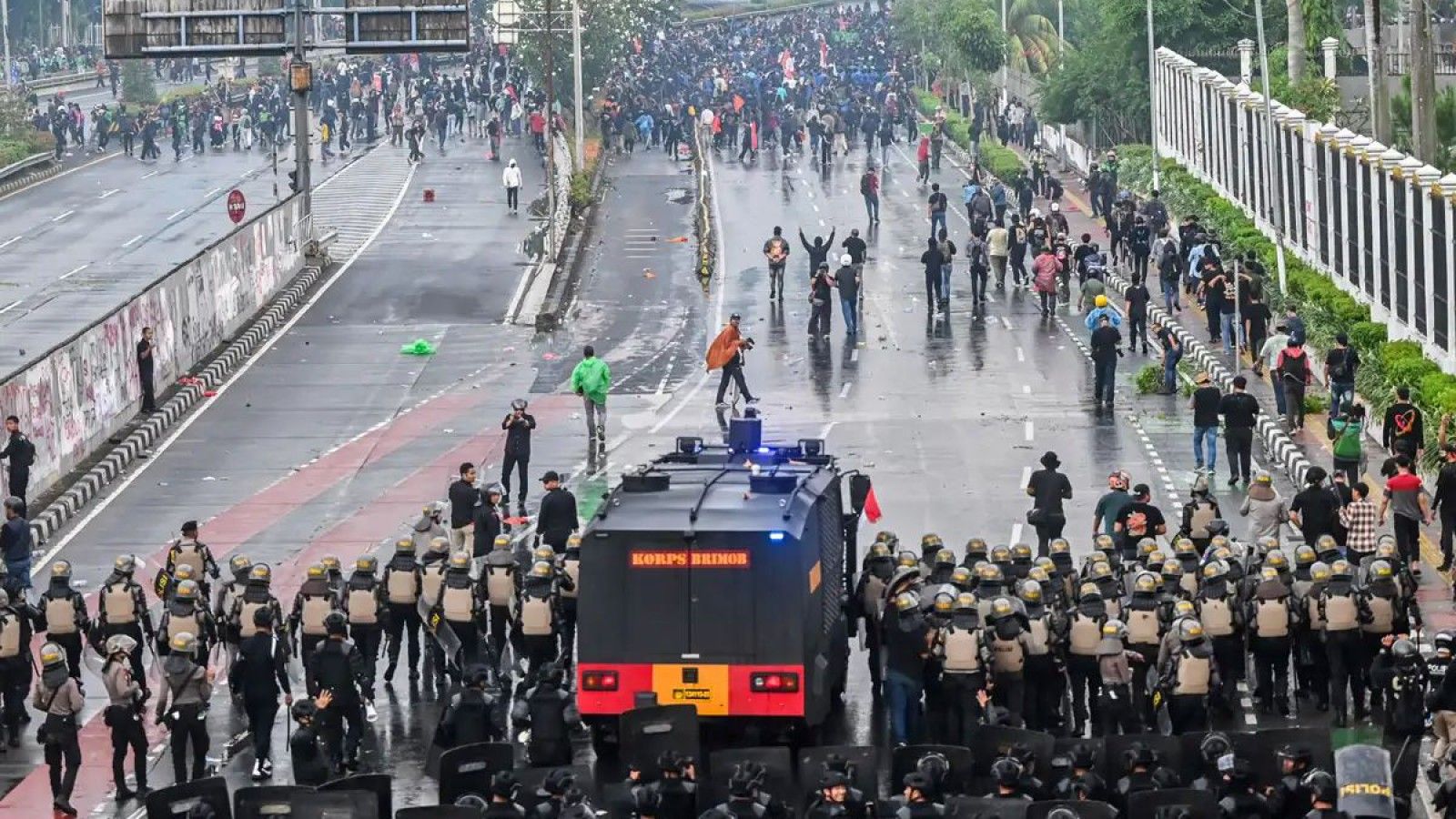 Penangkapan Profesor R, Koordinator Pembuatan Bom Molotov dalam Aksi Demo Ricuh di Jakarta