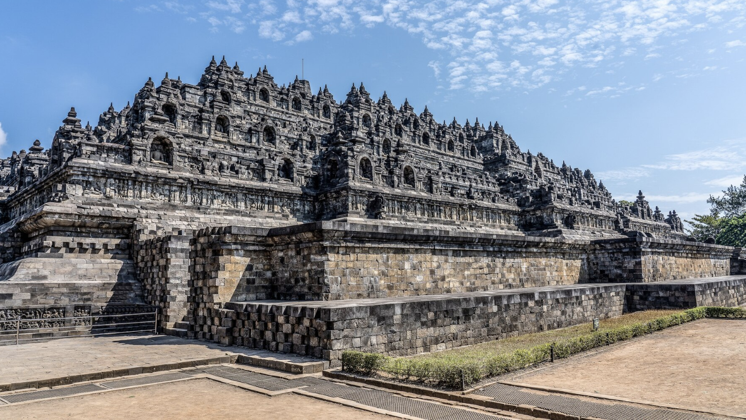 Kenapa Macron Mampir ke Candi Borobudur?