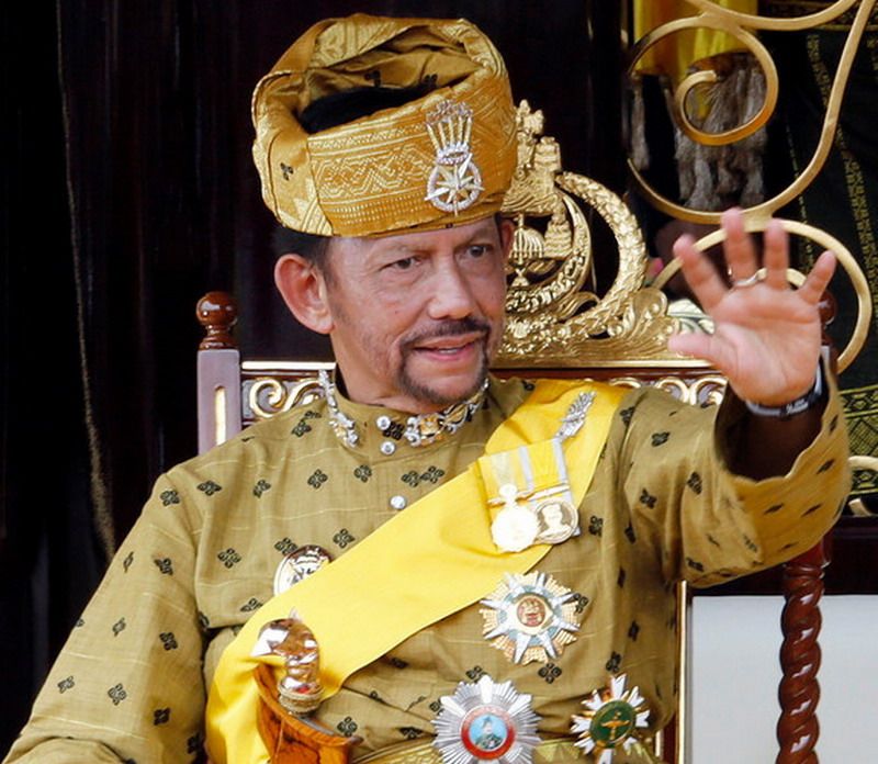 Sultan Brunei Dilarikan ke Rumah Sakit Jantung Saat Berkunjung di Malaysia