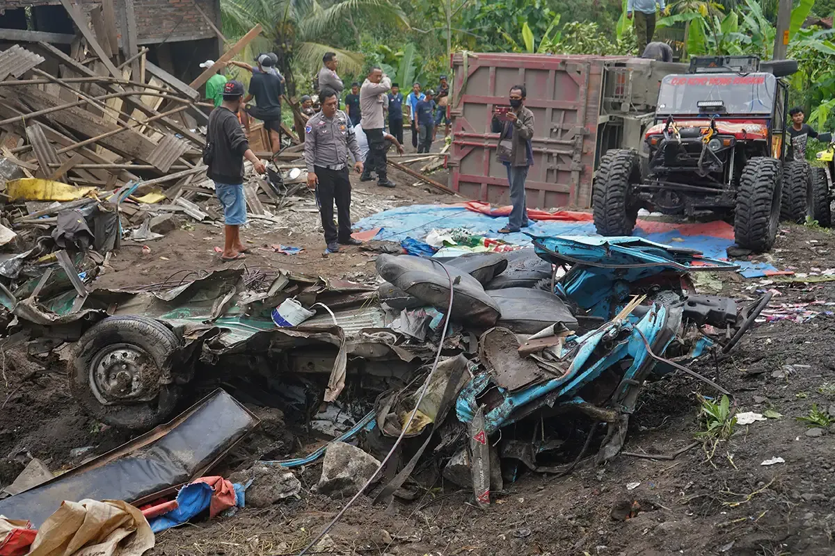 Truk Tabrak Angkot dan Rumah di Kalijambe Purworejo, 11 Orang Tewas