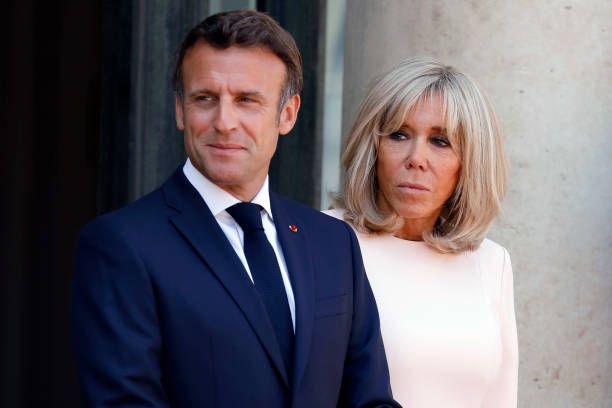 Drama Pesawat, Heboh Insiden Macron dan Istrinya saat Tiba di Vietnam!