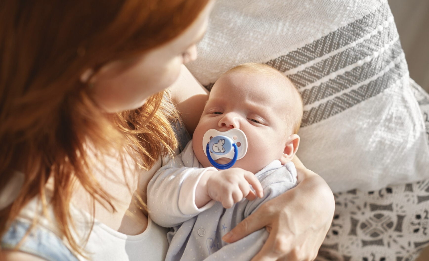 Bayi Pakai Empeng saat Tidur, Amankah?