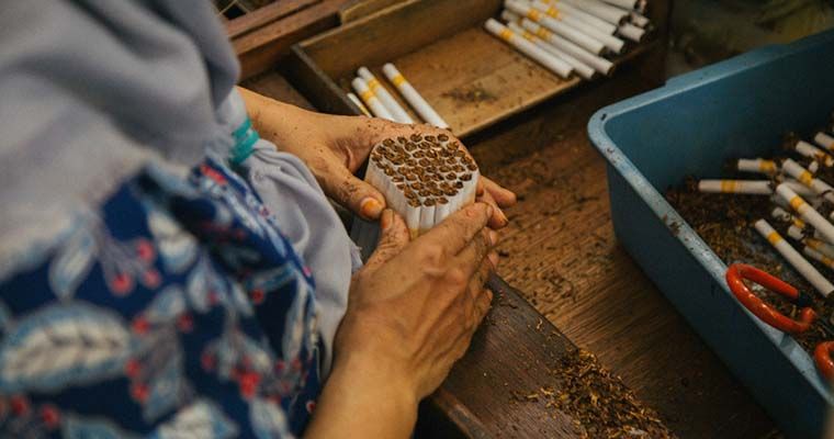 Kenapa Masyarakat Beralih ke Rokok Murah? Ini Kata Bea Cukai
