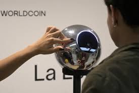 Faktor Ekonomi Buat Warga Gelap Mata Jual Data Retina ke WorldID
