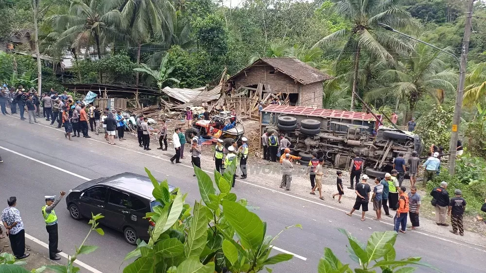 Truk Tabrak Angkot dan Rumah di Purworejo, 11 Orang Tewas