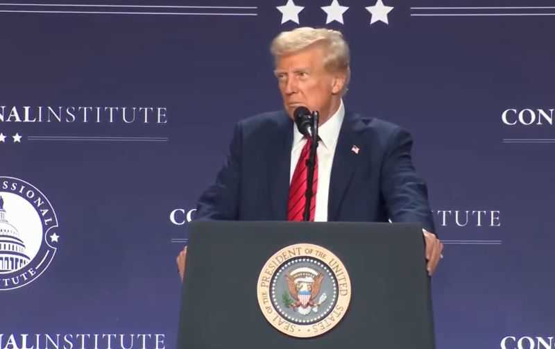 Trump Teken Perintah Pembatasan Dana Penelitian Virus