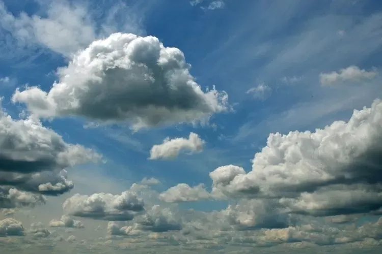 Langit Jakarta Jumat 2 Mei 2025 Berawan