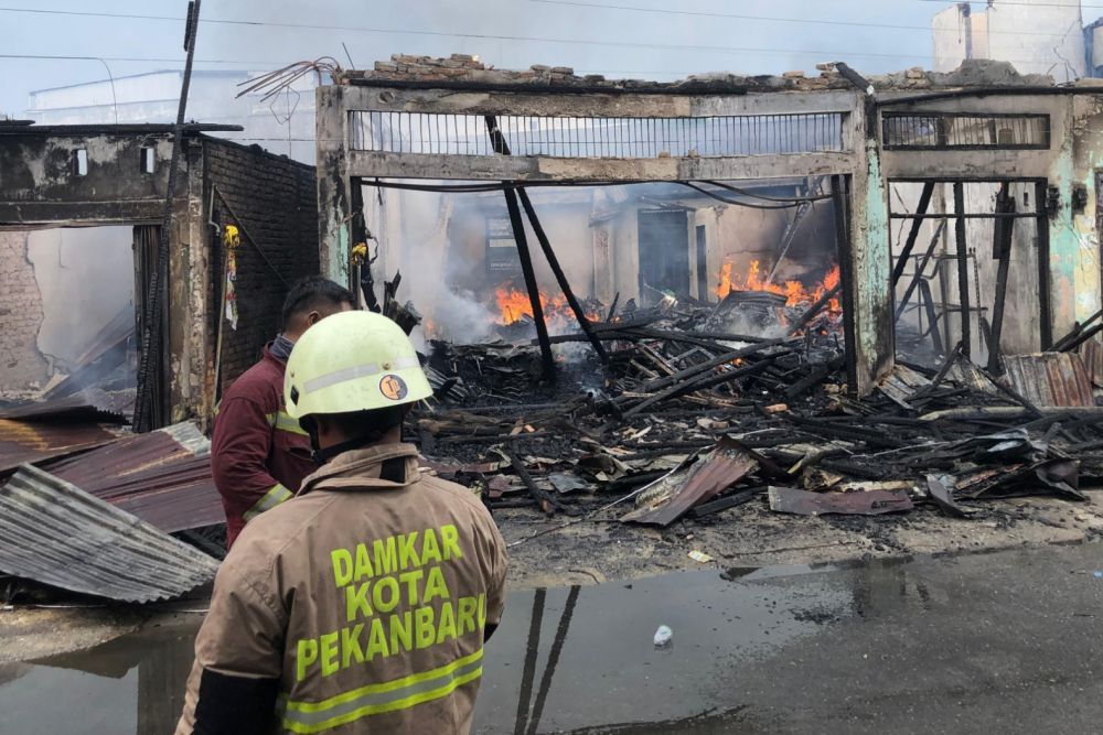 Tragedi Siang Bolong: Enam Kios dan Rumah Warga Pekanbaru Hangus Dilalap Api