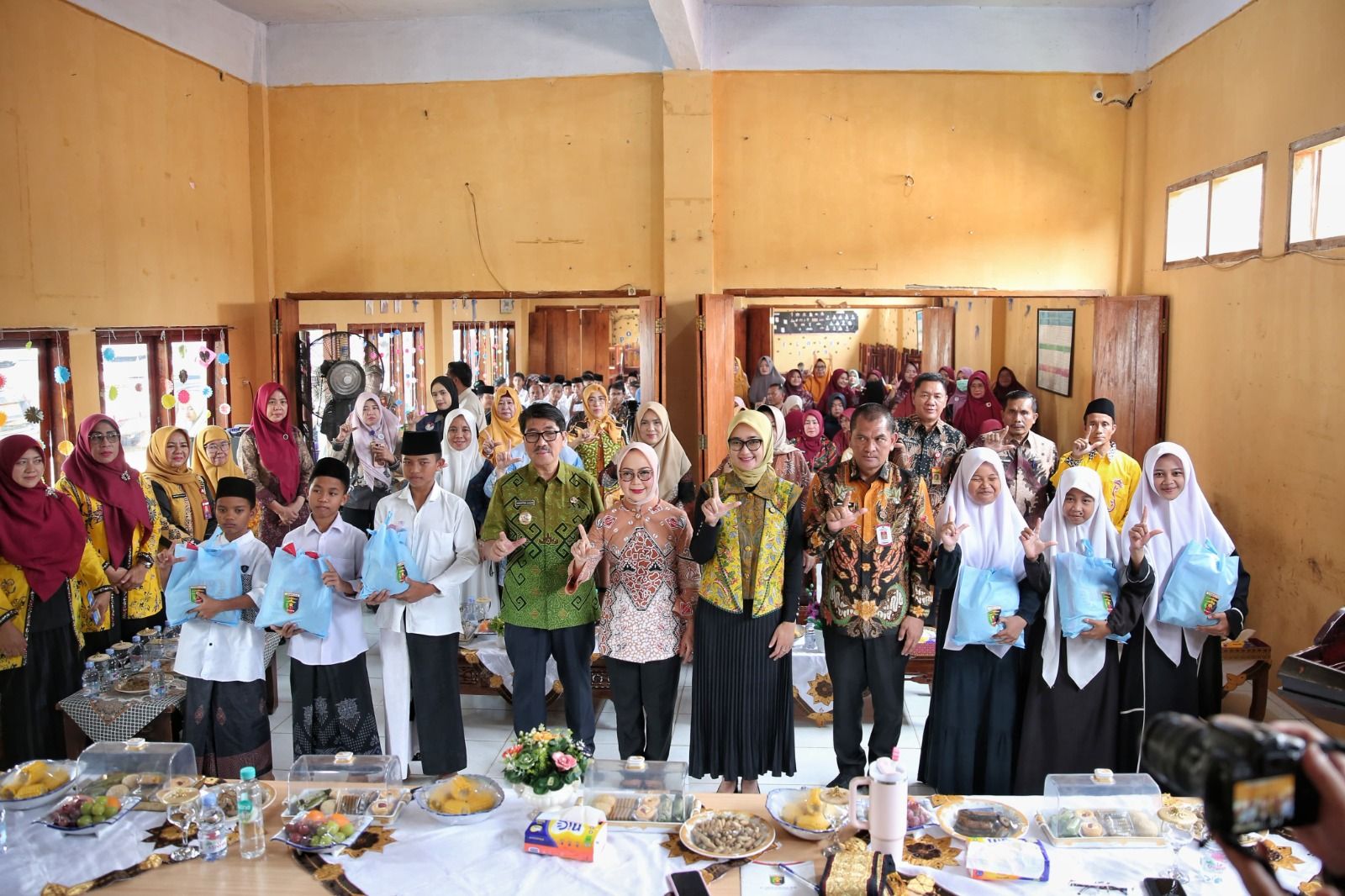 Wagub Lampung Serahkan Bantuan Sembako kepada Lembaga Kesejahteraan Sosial Anak