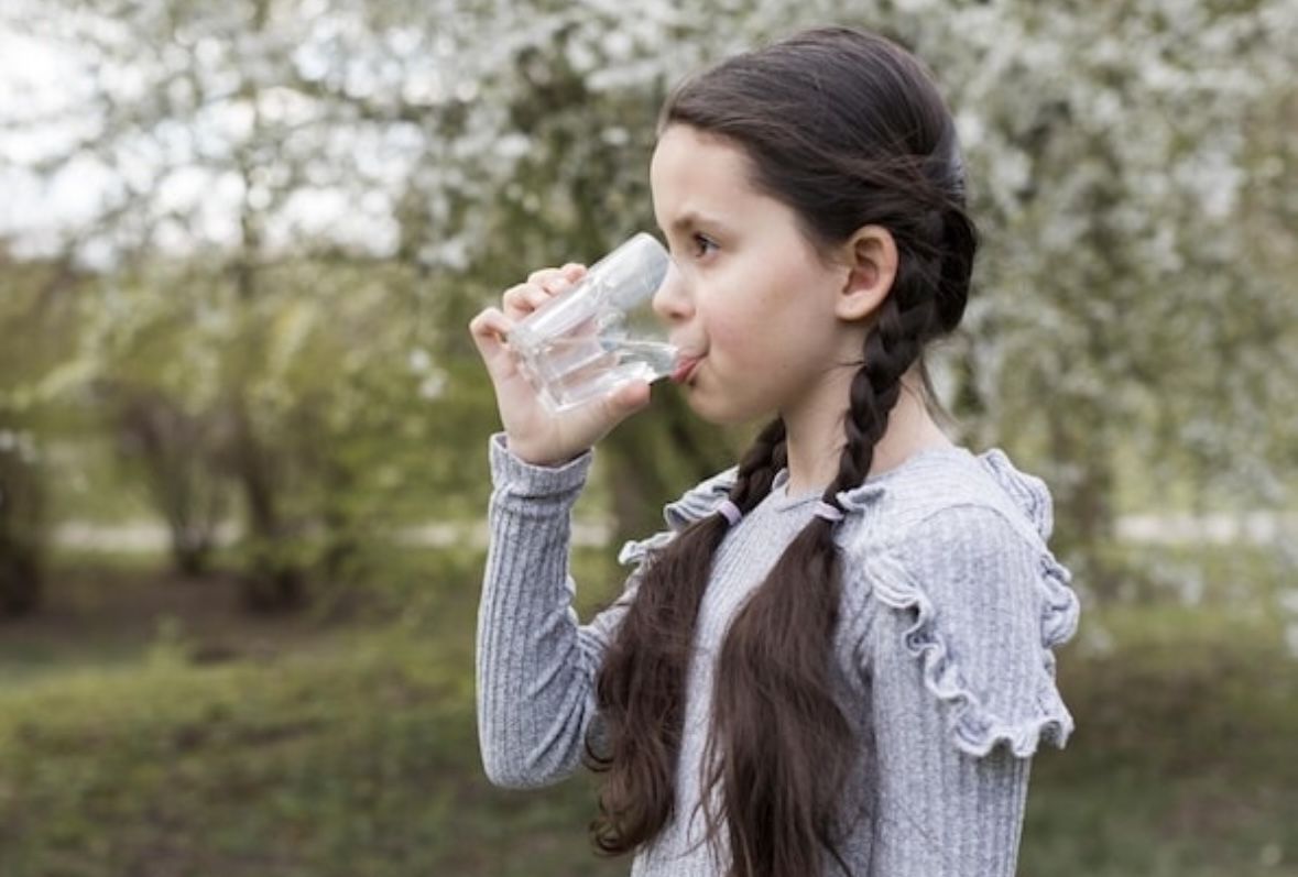 Tips Cegah Dehidrasi pada Anak, Pentingnya Air Minum Berkualitas di Rumah