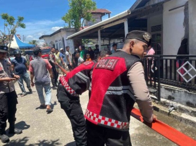 Api Lahap Rumah di Desa Mata Ie Abdya, Polisi & Warga Sigap Padamkan