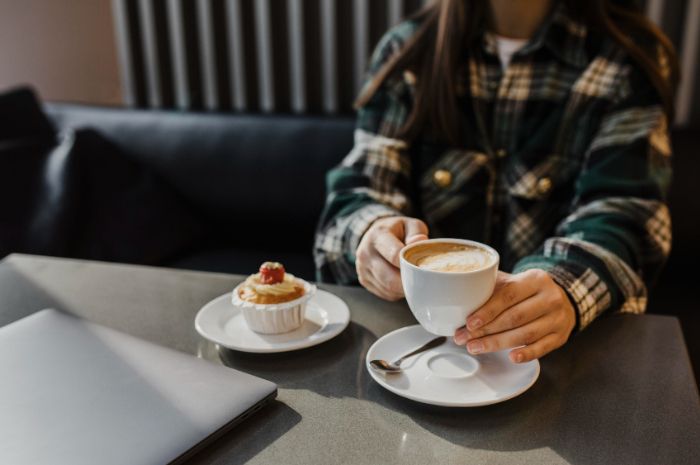 101 Caption Bahasa Inggris Nongkrong di Cafe, Singkat Estetik!