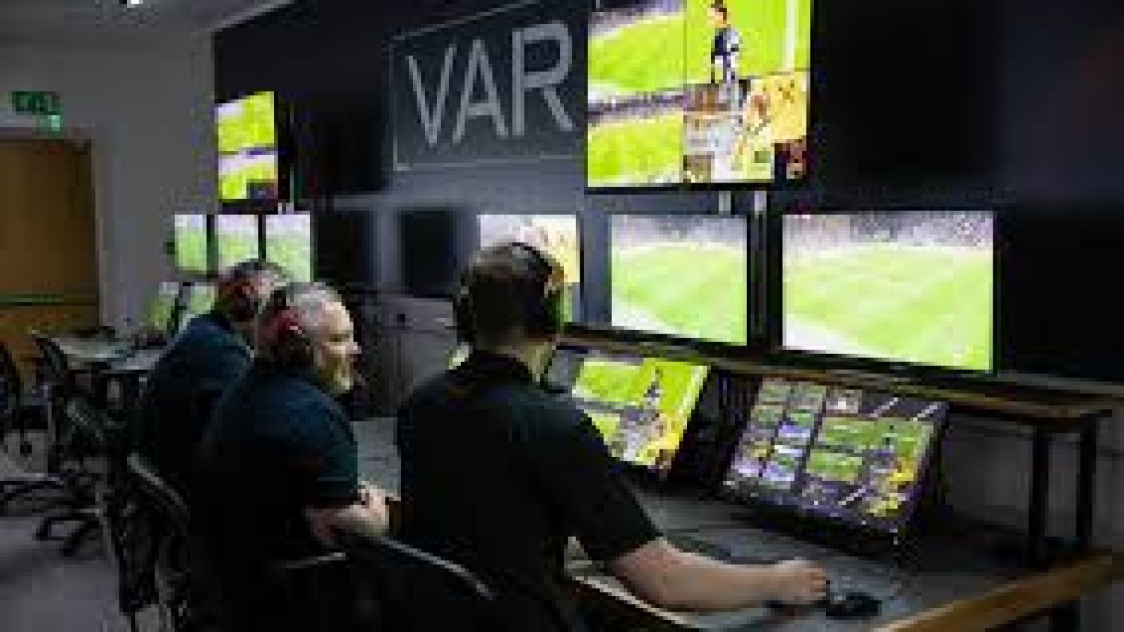 Teknologi dalam Sepak Bola: Dari VAR hingga Kontroversi