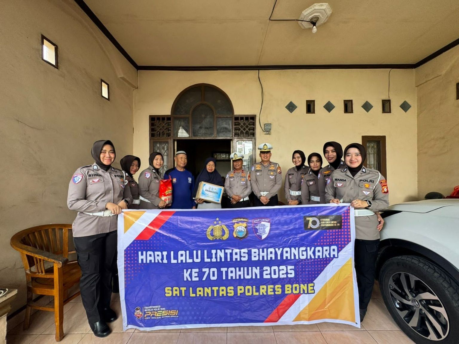 Penuh Haru, Satlantas Bone Kunjungi Pensiunan Polri di HUT Lantas Bhayangkara
